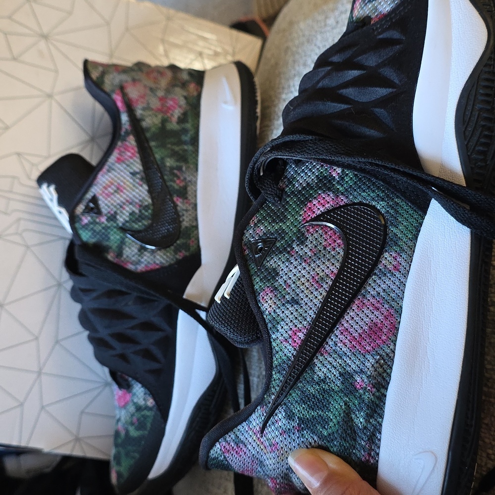 Nike Adds Floral Patterns To The Kyrie Low 1 Size 10.5 - Picture 7 of 9